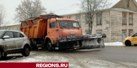 Дорожные службы обрабатывают проезжую часть противогололедной смесью - Regions.Ru