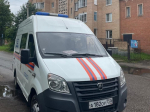 Спасатели транспортировали онкобольную пациентку в машину скорой помощи в Егорьевске