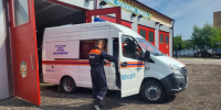 Спасатели транспортировали пенсионера с инсультом в машину скорой помощи в Егорьевске - Regions.Ru
