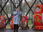 Волонтеры раздали ленточки триколора в главном парке Егорьевска