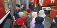 Экскурсия в мир пожарных: школьники Егорьевска заглянули в отсеки пожарной машины - Regions.Ru