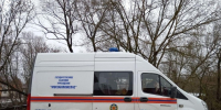 Носилки вместо лифта: пожарные помогли медикам доставить пенсионера в больницу - Regions.Ru